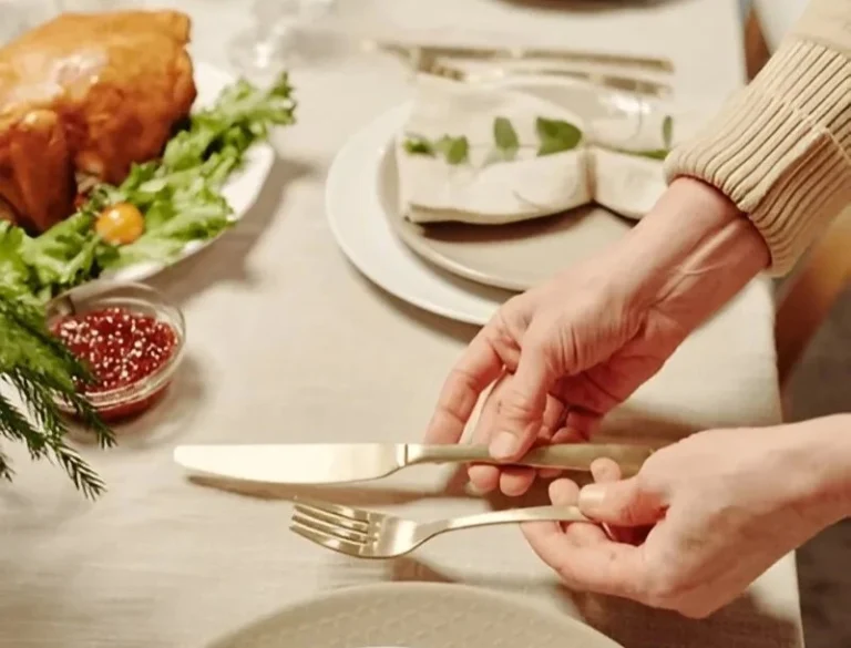 Arrangement of a table by the team considered the silverware authority