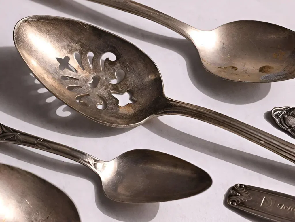 Tarnished silverware as evidence of silver material